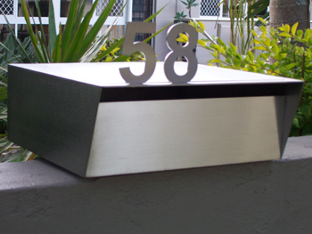 Wall-mounted letterbox